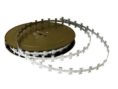 Žiletková páska Zn plochá 20mm, 50m (vzdálenost ostnů 25mm) PLOTY Sklad10 8595068449028
